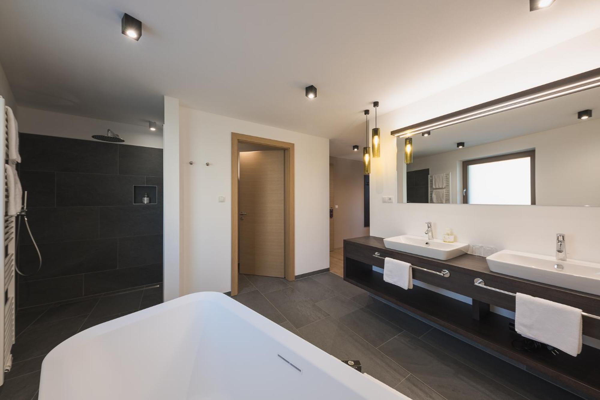 Oliven- & Genusshotel Hirzer Schenna Ruang foto