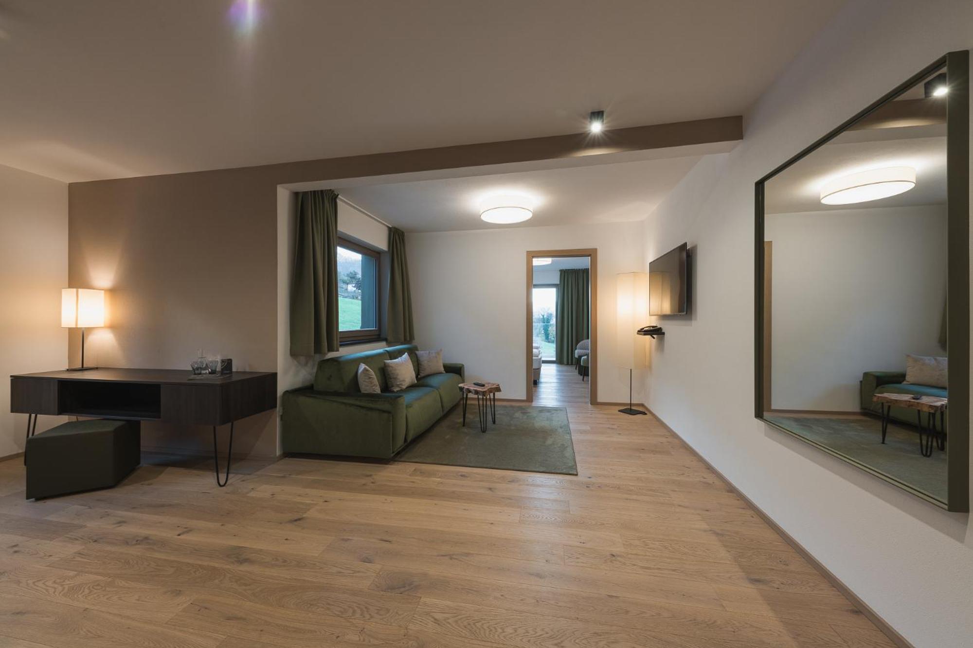 Oliven- & Genusshotel Hirzer Schenna Ruang foto