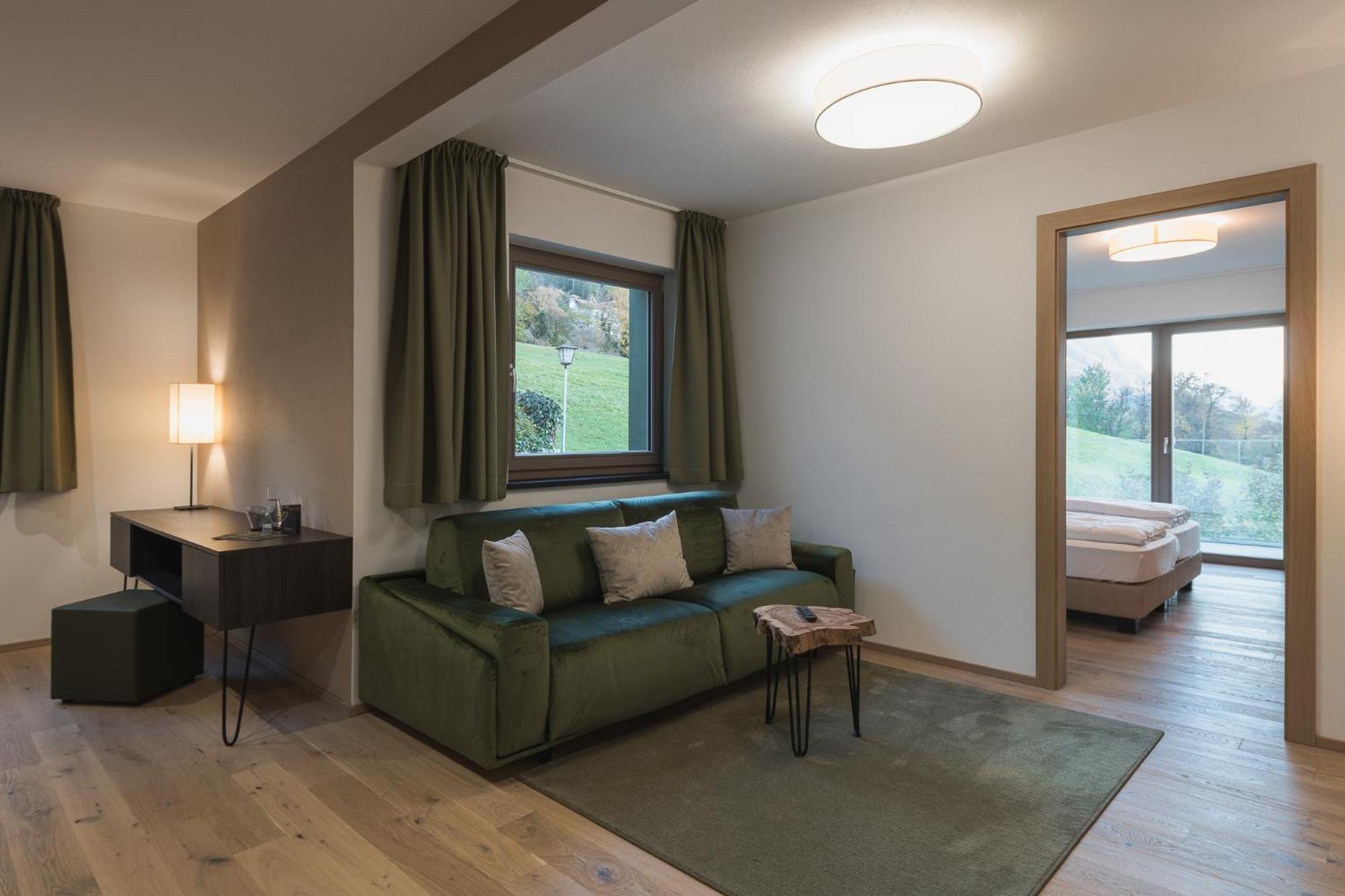 Oliven- & Genusshotel Hirzer Schenna Ruang foto